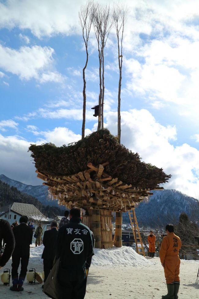 以前よりどうしても見たかった道祖神火祭りに、念願かなってようやく見る事が出来た。野沢温泉の男たちと村民が一体となって作り出す、歴史ある火祭り。間近で見て「最高である！」の一言だ。写真は1月15日の昼過ぎ。ようやく社伝が出来た瞬間である。夜に激しい攻防があるが、これはあえて写真は載せない。見に来るべし！