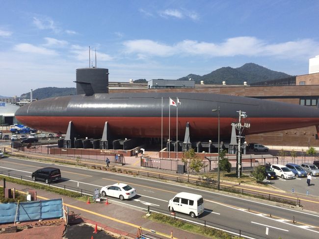 学生の頃、広島から呉に来る途中にある坂町にあった「広島坂町YH」に泊まった時に、潜水艦をみに寄った琴がります。<br />当然その頃は大和ミュージアムもありませんでした、自衛隊の資料館はあったのでしょうか・・・記憶が定かではありませんが、港に潜水艦が何隻も係留してあるのを見た覚えはあります。