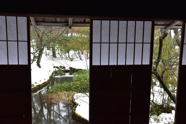 市島家（いちしまけ）は江戸初期以後300年の間、この地に巨大地主、豪農として栄えました。<br />特に福島潟の干拓を中心に蒲原平野の開発に努めました。<br /><br />現在の邸宅は明治9年に建造されたもので、代表的日本建築として簡素優雅な作風を示しています。<br />そして、広い池をとりまく樹木の中に、8000余坪の回遊式庭園（静月園）があります。<br />市島邸は新潟県指定文化財になっています。<br /><br />では、羽越本線の月岡から市島家を訪れます。<br />