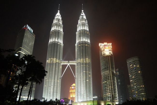 シンガーポール在住時、3連休を利用してお隣マレーシアのKLに行ってきました。<br />今回は同じく、シンガポール在住の妹夫婦と一緒に旅行です。<br />私達姉妹は子供の頃、クアラルンプールで生活してた時期があり、<br />せっかくだからシンガポールに居るうちに、という事で思い出巡りの旅でした。<br /><br />今回はマレーシア航空の利用です。<br />妹夫婦とはチャンギ空港で待ち合わせです。<br />チャンギからKLIAまではおよそ1時間のフライトです。<br />小さ目の飛行機で、座席がとても窮屈でした。<br />当時妊娠中だった私は、膝に子供を抱っこだと、結構キツキツでした。<br /><br />ホテルはブキビンタンの中心にあるウェスティンを利用しました。<br />マレーシアはハイクラスなホテルが手ごろな価格で泊まれるので、助かります。<br /><br />短い2泊3日の旅ですが、とても楽しかったです。<br />物価もすごく安く、シンガポールや日本の3分の1程度じゃないかなと思います。<br />困ったのはKLIAから帰る時、チェックインカウンターの進むスピードが<br />カタツムリ並で…(@_@)<br />結構余裕みたつもりだったんですけど、甘かったです。<br />時間にかなり余裕をもって行かれる事をお勧めします!