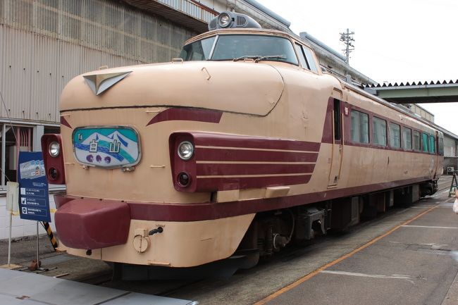 2014年8月のとある日、松任駅そばにあるJR西日本の金沢総合車両所の一般公開に行ってきました。ここは、毎年8月後半の日曜日に一般公開を行っています。在来線の車両がここで検査を受けたり整備を受けます。<br /><br />この年はボンネット型の特急車両がヘッドマークを付けた状態での展示、大糸線で運用していた最後のキハ52の展示など貴重な姿を見ることができました。今では見ることができないヘッドマークも展示していました。<br /><br />一般公開の日は松任駅から徒歩で行くことはできますが、車での来場は周辺の道が狭いので注意が必要です。