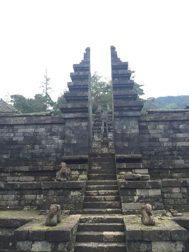 ジョグジャカルタから列車でソロへ。<br />チュト寺院とスクー寺院をタクシーで周りました。<br />ソロに戻ってダナル・ハディの家でバティック博物館を見学しました。<br />****************************************************************************************<br />正月に思い立ち、寒い日本を離れて思い切り熱いインドネシアへ行くことにしました。クアラルンプール乗り継ぎでエアーアジアで行きました。<br /> 2/8(月)〜2/12(金)ジャワ島<br /> (ボロブドゥール遺跡、プランバナン遺跡、ジョグジャカルタ)<br /><br /> 2/13(土)〜2/17(水)バリ島<br /> (ウブド、サヌール)