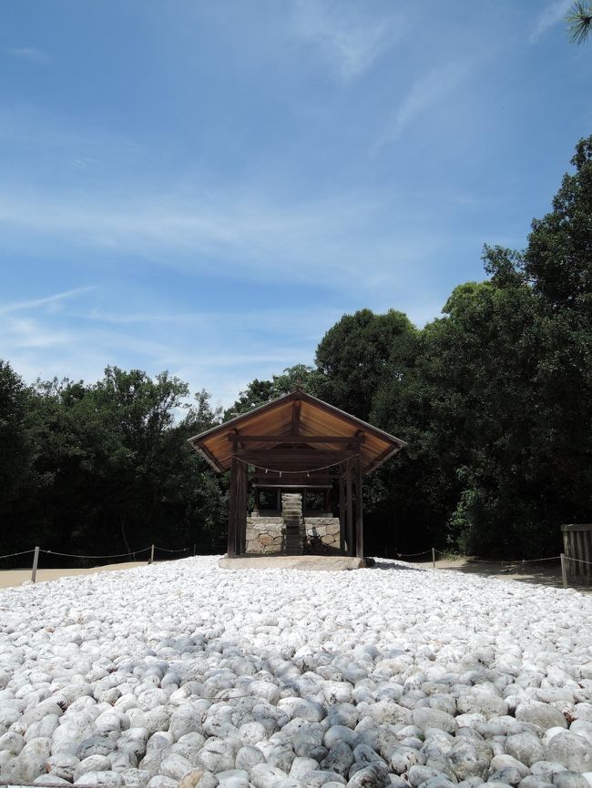 香川県の直島は元々製錬所だけの島でしたが、観光リゾート地として発展し続けています。<br />観光地としてアートに力を入れていて、島の各所に様々なアートが点在しています。どれも工夫のある魅力的なものばかりで観光客の目を楽しませてくれます。また、個性豊かな建築が多いことも特徴です。大半は有名な建築家・安藤忠雄の作品ですが、地元の建築家による建築物もなかなか見ごたえあります。<br />１泊２日の短い旅行でしたが、十分にリフレッシュできましたね。