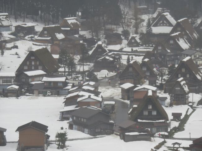 去年（平成２７年）１２月に新車を購入。<br />タイヤもスタッドレスにしたので、雪の温泉へ行こうということになり、岐阜県から長野県を旅してきました。<br />ところが、雪を期待したのに今年は暖冬で雪がとっても少ない。残念！<br />でも、雨の飛騨高山や白川郷も雰囲気があってなかなか良かったですよ。<br /><br /><br />行程<br />　飛騨高山〜白川郷〜奥飛騨（福地温泉）〜白骨温泉〜松本<br /><br />宿泊先<br />　高山グリーンホテル（飛騨高山）<br />　隠庵　ひだ路（福地温泉）<br />　泡の湯（白骨温泉）