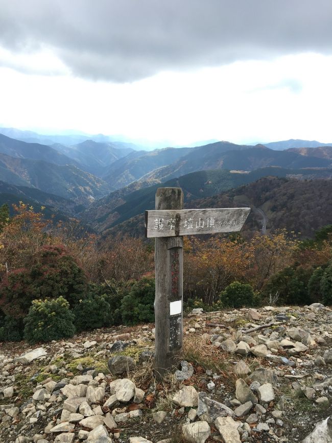 護摩壇山は長い間「和歌山県最高峰」だったのが、最近となりの龍神岳が最高峰だとわかったとか（笑）<br />紅葉も見れるかな？と、ちょこっと山歩きに行ってきました。<br />とはいえ、いつも高野山に行くときに通る、高野龍神スカイラインの護摩壇山タワーから30分くらい登るだけのコース。<br />普通の服でも登れそうですが、買ったトレッキングウエアを試したくて、山登りっぽい格好でお出かけしてきました(^▽^)/<br />