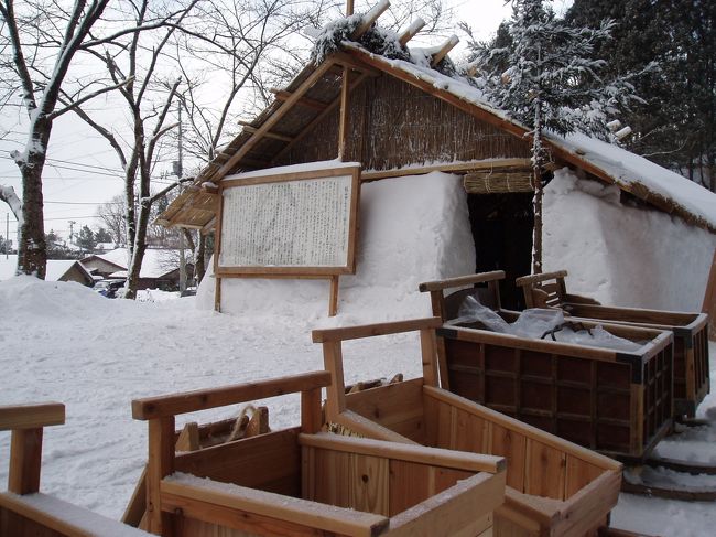 かまくらとは秋田県、新潟県など日本の降雪地域に伝わる小正月の伝統行事であり、 雪で作った「家」（雪洞）の中に祭壇を設け、水神を祀る行事である。<br /><br />楢山かまくらは、秋田市のかまくら行事であり、雪の家の屋根は藁で、中に水神・鎌倉大明神を祭っている。<br /><br />(ウィキペディアによれば、)<br /><br />2005年は、2月の10日に開催されており、ちょうど取材に行っていた。<br />その写真を　ご紹介します。