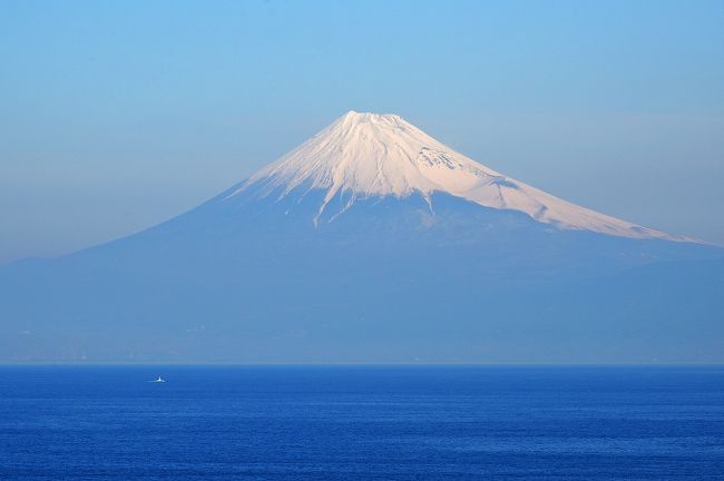 前日は、天気がイマイチで富士山も頂上付近しか見えなかった。２日目のこの日は、朝から好天で富士山もくっきり鮮やかに浮かびあがっている。その富士山の姿を追いかけて、前日と同じ西伊豆のコース・逆コースをドライブした。結果は、大満足！<br /><br />帰途、昨年世界遺産に登録された韮山の反射炉にも立ち寄った。