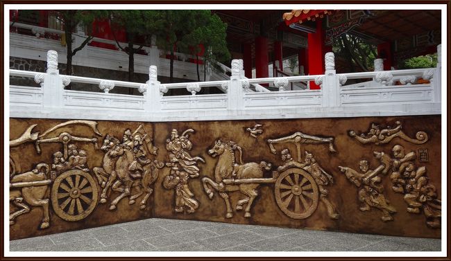 ■ 2014年のGWを利用して台湾周遊の旅に行ってきました ■<br />☆ 旅行日程 : 2014年4月28日 ( 月 )~ 5月2日 ( 金 ) ☆<br />① 4月28日 ( 月 )<br /> 新千歳空港 ⇒ 台北桃園空港 ⇒ 台中のホテルへ ⇒ 西悠飯店 台中店<br />② 4月29日 ( 火 )<br /> 台中市内観光 ( 宝覚寺 ) ⇒ 埔里市内で昼食 ( 紹興酒料理 ) ⇒ 日月潭 ( 文武廟 ・ 湖畔 ) ⇒ 嘉南市内観光 ( 鳥山公園 ・ 八田與一記念公園 ) ⇒ 高雄市内観光 ( 蓮池潭 ・寿山公園)⇒ 北投石店 ⇒ 旗津半島で夕食 ( 海鮮料理 ) ⇒ 城市商旅 高雄真愛館<br />③ 4月30日 ( 水 )<br /> 旗山 ( 旗山バナナ王国 ) ⇒ 旗山老街で昼食 ( 郷土料理 ) ⇒ 嘉義 ( 車窓 ) ⇒台北でモンゴルBBQの夕食(大戈壁蒙古烤肉 )⇒ 台北 ( 士林夜市 ) ⇒ 康華大飯店<br />④ 5月1日 ( 木 )<br /> 台北市内観光 ( 双連朝市 ・ 忠烈祠 ・ 故宮博物院 ・ 中正記念堂 ・ 総統府 ) ⇒ お茶セミナー ⇒ 鼎泰豊で昼食 ( 飲茶料理 ) ⇒ 九份で夕食 ( 郷土料理 ) ⇒ 桃園 ⇒ 城市商旅 航空館<br />⑤ 5月2日 ( 金 )<br /> 桃園空港 ⇒ 帰国の途へ<br />