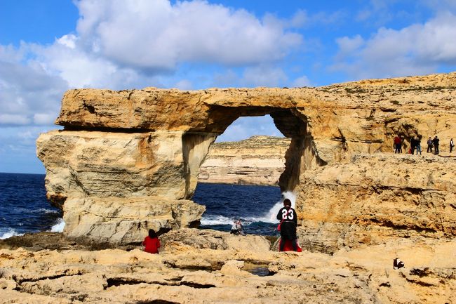 今日は1日ゴゾ島観光です。 フェリーでゴゾ島に渡りますが、近いので25<br />分ほどで着きます。<br /><br />ゴゾ島では、先ずマルタで一番古い遺跡、ジュガンティーヤ神殿の見学から始まります。<br />次に自然の景観アズール・ウィンドーに行きました。青い海と侵食されたアーチの窓が素敵でした。<br /><br /><br />昼食後に行ったチタデルの大城塞からの景色も素晴らしく、ゴゾ大聖堂の中にも入りました。<br />お目当てのゴゾの蜂蜜もお土産に買いました。<br /><br />翌日はもう帰国の日です。午後の飛行機なので午前中スリーマの街に出かけてみました。<br />短い滞在でしたが、ゆったり過ごせて良かったです。