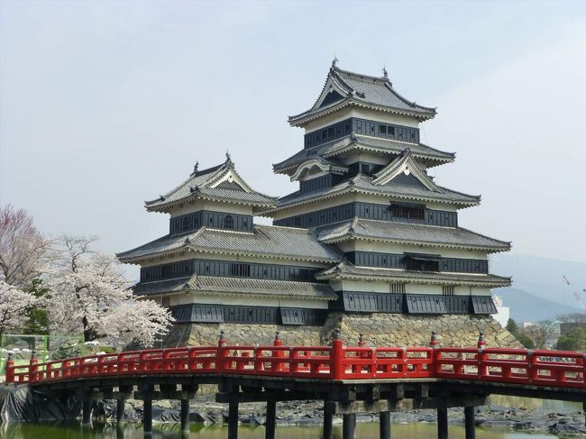 桜を見物するために松本城へ行きました。2014年4月16日の松本城の桜は見事な満開の桜でした。松本城の後は松本市内の他の桜スポットである女鳥羽川沿いと弘法山古墳の桜も見ました。<br />