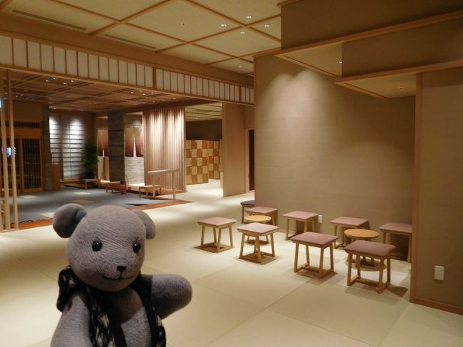 朝8時に自宅をでて、途中で出雲の建設現場に押しかけたりしつつ、ようやく18時過ぎにこの旅一番の目的地に到着。<br />2月にオープンしたばかりの境港の御宿野乃。<br />和風プレミアムタイプという、ドーミーインの新ブランドです。<br />同じ中国地方にできたからには早めに行かねばと思って計画したけれど、片道約5時間かかります。<br />東京に飛行機で行く方が早かったなあ(笑)<br /><br />行く前からヘルプで知った方が来ているのが判明してましたもので、速攻で迷惑かけてます。<br />まずは到着と、この日のお部屋。<br />1人宿泊プランはダブルしかでてなかったのですが、せっかくなので、ちょっと追加料金払ってモデレートツインに振り替えてもらいました。