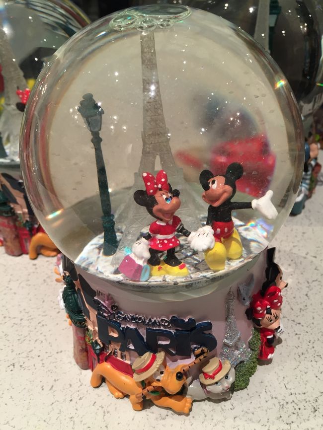 2015年の12月から約2ヶ月、パリのグラン・パレで開催されている「Volez,Voguez,Voyagez-Louis Vuitton(空へ、海へ、彼方へー旅するルイ・ヴィトン)」を観たくて一路パリへ!<br /><br />これは1854年のメゾン創業から現在までの壮大な歴史を辿るエキシビション。<br />普段なかなか見られない創業当時のトランクなども展示され、しかも期間限定で無料ときたら行くっきゃない!(笑)<br /><br />3連休しかとれないけど、どうせならパリディズニーも再訪したい…(@ ̄ρ ̄@)<br /><br />滞在日数が少ないので、普通に飛んだら40万円以上かかる航空券。<br />ここ数年頑張って貯めたマイルを使って特典航空券をGETし、 1泊3日の超弾丸ひとりパリ旅行に行って参りました〜(=´∀`)人(´∀`=)<br /><br />前編は出発〜パリディズニーです。