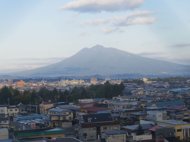 紅葉には少し早いですが弘前へ来たついでに岩木山へ登りました。<br />弘前駅前からバスで岳温泉へ、シャトルバスに乗り換えて2時間程度で岩木山八合目に到着します。<br />リフトもありすが、ここは一踏ん張り歩いて挑戦、樹林帯を抜けると頂上までは岩場の連続でした。<br />紅葉も少し始まりかけてきました。<br />