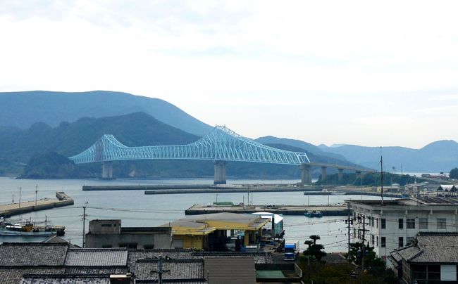 1618　川内峠に登る．夕暮れの青い空に海がきれいだった．平戸大橋や平戸城も良く見えた．草原もきれいでなかなか良い場所だった．晴れればおすすめの場所だ．若干もやがかかっていたのが惜しい．<br />1705　平戸海上ホテル着，部屋は普通の和室，風呂は海が見えてきれいだがサウナはない．食事は専用の個室で食べるが，これは種類も豊富でなかなか良かった．部屋からは海が見えて絶品．この景色代のような気がする．朝食は並みのバイキング．大広間といいこれはもう少し工夫がほしい．1泊二食付二人で36720円ならこのくらいかな．コストベネフィットはまあまあだった．<br />0830出発．生月島に向かう．天気は次第に悪くなる．道の駅生月大橋により，次に0919生月観音にお参りする．さらにこの島をドライブする予定だ