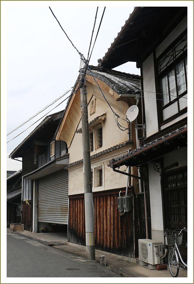 ■大正~昭和初期のレトロな建物が残る安芸津町三津の古い町並み∇昔ながらの安芸津の町並み/広島県東広島市安芸津町三津 竹原市街から西約10kmのところに東広島市安芸津町三津があります。三津湾の最奥に三津港があり、古くから町ができていました。 標高400~500mの山地が三方を囲み、三津大川とその支流が作る谷が古くからの南北交通路となり、河口に港町が形成されました。 村名は正平13年(1358)の小早川実義安堵申状にも記載されているように古くからの港町でした。 全国的に知られる広島の「酒都」と呼ばれる西条の町。その南約15kmの瀬戸内海に面した小さな港町「安芸津」もまた古い歴史をもつ「酒どころ」であり、広島の軟水にあった醸造法を生み出した「広島酒の祖」の地として、この安芸津が無ければ西条も無かったと言えるのです。 安芸津の酒造家・三浦仙三郎によって生み出された軟水醸造法は三津流と呼ばれ、多くの三津杜氏によって全国に広められます。三津は「摂津灘に対し下灘」と称され、名実ともに天下の銘醸地の面目を発揮しました。 しかし、最盛期には5軒あった酒蔵も、今は2軒だけとなってしまいました。 古くより天然の良港だった三津は、奈良時代には海上交通の要衝となり「安芸国の良い津」と呼ばれた事が現在の町名につながります。 江戸時代より藩米の積出港として発展し、村民のおよそ半分近くを商人が占めるようになり、やがて農民の中にも酒造、味噌醤油造、職人を兼ねる者が現れます。 現在、安芸津駅近くに立つ「関西一」の 柄酒造と、山裾に立つ「富久長」の 今田酒造本店の2つの蔵が伝統的なたたずまいの重厚な酒蔵を残しています。 2つの蔵を結ぶ細く入り組んだ道筋には、大正~昭和初期のレトロな建物が随所に残されています。西方の町はずれ、三津大川と宮崎川の先にはお酒の神様を祀る松尾神社がありました。【 手記 】 竹原に所用がありその帰路途中、安芸津町三津に昔ながらの町並みがあると言うことなので立ち寄ってみました。時間がない中作成したブログなので内容がいまひとつとなっております。ご容赦のほど~。まだ未アップ分の旅記が山のように溜まっております。これから自由な時間ができると思いますので随時アップしていきたいと思っております。
