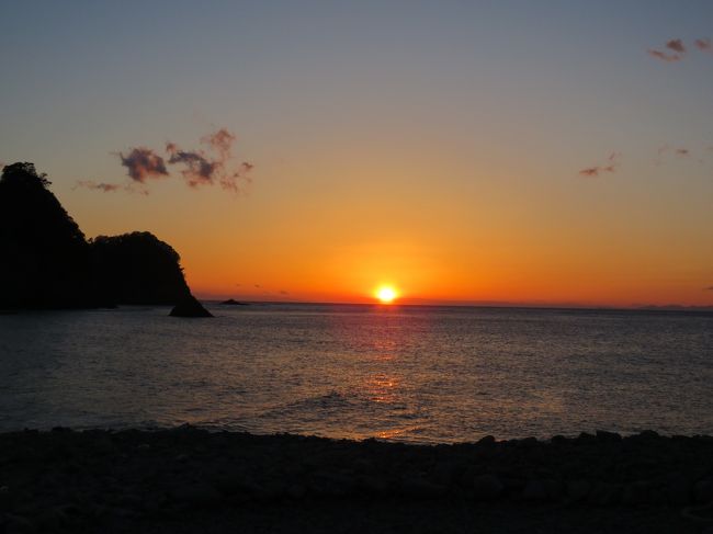 2月25日&#12316;26日迄の一泊二日で静岡県の西伊豆にある堂ヶ島温泉郷へ行った。　目的は温泉以外に夕陽日本一の堂ヶ島温泉卿での夕陽を見ることと堂ヶ島でのリアス式絶景を見ることである。　<br /><br /><br /><br />*写真は2月２５日午後5時半過ぎに見られた夕陽