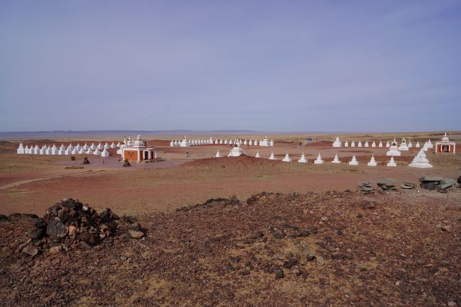 モンゴルの現地旅行会社アルタンツアーで行く地球エネルギーセンター、願いを叶う黒山そして中国国境町ザミーン・ウデさらにウランバートル観光を付けた盛りたくさんの日程でモンゴルへ出発しました。<br />今回は家族5人(子供3人)で日本語ガイド、専用車同行した思い出に残る素晴らしい旅となりました。<br />次回、モンゴル訪問する時は現地旅行会社アルタンツアーにお願いします。対応、スタッフ、値段、行程など全て満足しました。アルタンツアー現地旅行会社のホームページを紹介します。http://www.ecotripmongolia.com<br /><br />ウランバートル<br />ウランバートル到着、日本語ガイドが出迎え、ホテルへご案内。夕食をとりながら旅行の準備、打ち合わせを行います。ウランバートル到着時間により半日または1日の市内観光をします。<br />ボグドハーン宮殿博物館<br />ボグド・ハーンとは、モンゴルチベット仏教の八代目、最後の活仏であり、かつモンゴルが清朝から独立した際に、皇帝として即位した、20世紀初期のモンゴルにおける政教双方のトップに君臨した人物です。ボグドハーン宮殿博物館は、このボグド・ハーンが冬の宮殿として使っていた場所を、その後博物館とし使用されています。建物は、1919年に建造された木組み方式の宮殿で、複雑な構造と、豪華な装飾でありつつも、釘を一本も使わない木組み方式であり、また、屋根には数多くの動物が飾られているなどユニークな部分もあります。内部には、活仏らしく、仏像・仏画が数多く飾られているほか、皇帝となったボグド・ハーンの豪華な生活を垣間見ることができる家具や、七百匹のテンの毛によ作られたコートや、黄金に輝くゲルなどが飾られています。<br />ザイサントルゴイ(ザイサンの丘)<br />モンゴル・ロシアの平和協定を記念して建てられた。ザイサンという、ウランバードルを一望できる丘の上にソ連兵士の像と、ソ連の援助、友好を示したモザイク壁画が飾られた記念碑があるところです。中国からモンゴルが独立できたのは、ソ連のおかげであり、また、ノモンハン事件で、日本軍がモンゴルに侵略した際にそれを撃退したのもソ連戦車部隊です。 そのため、モンゴルの独立に大きく貢献したソ連をたたえるため、ウランバートルの最も見晴らしのいい場所にこのような記念碑が建てられたものです。ザイサン・トルゴイご見学後、ホテルへご案内。<br />2日<br />シベリア鉄道 ドルノゴビ<br />ウランバートルから朝09:35のドルノゴビ行きの列車でサインシャンド市に向けて出発、昼食は電車の中でとる、列車が夕方、20:30にドルノゴビ県のサインシャンド市に到着、駅からゲルキャンプ又はホテルへ直行。ゲルキャンプ泊。<br />3日<br />エネルギーセンターエネルギーセンター ハマリーン寺、地球エネルギーセンター<br />ハマリーン寺は1820 年代、19世紀のモンゴル教育者ダンザンラブジャーによって建設された。ダンザンラブジャーはハマリーン院に学校、博物館、図書館など総合的な施設を建てました。男子女子の差別の無い僧院の地域でもありました。地球エネルギーセンターではダンザンラブジャーのウレムジーンチャナル(素晴らしさの品質)という歌は今でも人気。現 在、地球エネルギーセンターを訪れる人々は大きな声でこの歌を歌っている。地球エネルギーセンターを観光した後、ハマリーン寺へ向かう、ハマリーン寺を見学後、ハマリーン寺から北西に6キロ離れた草原に大きな 黒山が見える。この黒山のことを昔から”希望を叶える山”と言われている。次はこちらの黒山へ向かう。黒山の麓に小さな寺があり、女性の方は希望を文書に写しこの寺のストーブに燃や す、男子は黒山の頂上まで上り、頂上で希望を大きな声で呼ぶ。希望が叶えると言われており年中、モンゴルだけではなく、世界中から人が集まっている。ゲルキャンプ泊。<br />4日<br />ドルノゴビの遊牧民 ドルノゴビの遊牧民宅<br />ドルノゴビの遊牧民宅を訪れる。生活スタイル、家畜の世話を体験、乳製品の味見をする。乗馬、ラクダにも乗ることもできる。サインシャンド市に戻り、ダンザンラブジャー博物館を見学後、夕方、中国国境町ザミーン・ウデ行きの列車でザミーン・ウデへ向かう。朝、昼、夕。<br />5日<br />ザミーン・ウデ町を観光、買い物、終日ザミーン・ウデ滞在、夕方にウランバートル行きの列車に乗ってウランバートルへ戻る。<br />6日目 朝08:40にウランバートル市に到着、ホテルにて休憩後、市内観光を開始、ショッピング、市内観光が開始、スフバートル広場は市内の中心にあり、ここは国会議事堂、チンギスハーンの像、モンゴル0地点でもあり、広場中央には1921年のモンゴル革命の指導者のひとりスフバートル像と14頭の獅子像があります。スフバートル広場で記念写真撮影後、南ゴビで発見された恐竜の化石、モンゴルの珍しい動植物などが展示されている自然歴史博物館を見学、そして、ラマ教寺院、ラマ僧の勤行を見学る、チベット仏教の占いも体験できるガンダン寺を見学、ボグドハーン宮殿博物館を見学、第8代活仏の冬の宮殿。活仏の生活に使用された品や、曼陀羅・仏像などが展示されています。お土産ショップへご案内。モンゴル伝統音楽交響楽団による演奏を鑑賞後、宴会、ホテル泊。<br />7日<br />チンギスハーン国際空港 チンギスハーン国際空港<br />専用車にてチンギスハーン空港へお見送り。楽しかった思い出と共にご帰国