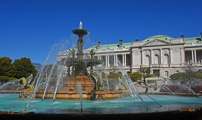 期間限定で一般公開された赤坂迎賓館。海外からの国賓を招いての天皇晩餐会や各種公式行事を行っている迎賓館は、皇室財産で唯一の、また明治以降に造られた建物・美術品・工芸品の中で初めての国宝に指定されている。<br /><br />見学可能だった公式行事が催される部屋の中は撮影禁止だが、庭園を含む建物はゆっくりと撮影が出来た。ちょっとした世界遺産ひとつぐらいの価値はあるだろう。