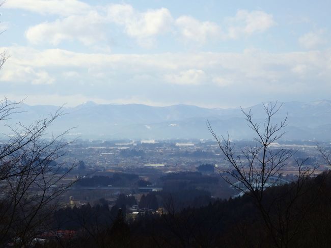 東北の雪まつりと温泉を楽しみに、山形→秋田→岩手とまわる10日間のひとり旅に出ました。<br /><br />旅後半の温泉三昧はつづく。乳頭温泉をあとにし、つぎは岩手・花巻の鉛温泉へ。送迎バスまでの時間、少しだけ観光をしました。あまり時間がなかったので、お昼を食べ、宮沢賢治記念館をみたのちにブラブラ歩いて駅まで戻ってきただけですが、のどかなところで思っていたよりよかったのです。他にも見てみたいところはあったし、宮沢賢治が好きなので、新花巻はまたゆっくり行ってみたい。