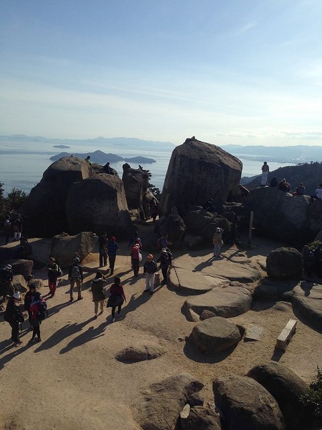 去年ですが、紅葉がまだ始まりかけの宮島へと行ってきました。子供の頃以来の、宮島。厳島神社ももちろんですが、実は、絶景が見える、「弥山」という山があります。今回はここを目的に行ってきました。ロープウェイ利用して行くので、老若男女登れます。けど、なかなかハード(*_*;でしたケド。<br />けれど、ホント素敵な光景なので、また行きたいです。