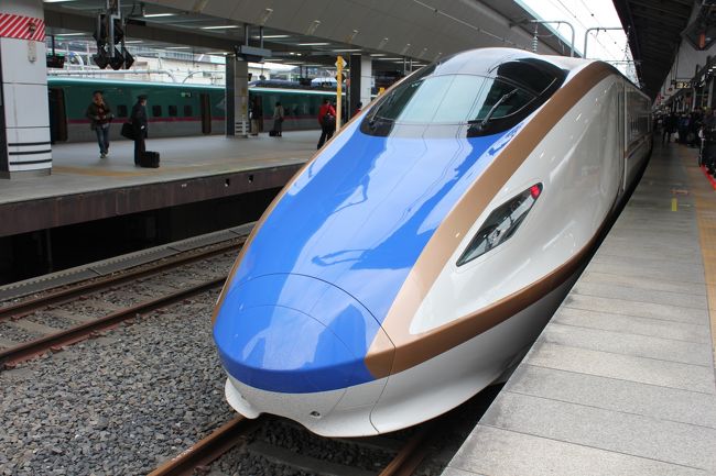 寒ブリ宣言が見送られた今冬の富山ですが、<br />昨年開通した北陸新幹線に乗って、1泊2日で氷見温泉まで行ってきました。<br /><br />北陸新幹線は、新高岡駅で下車。<br />国宝・瑞龍寺を拝観し、金谷町を散策。<br />途中で、高岡大仏にも寄りました。<br /><br />宿は、氷見温泉の「うみあかり」。<br />露天風呂からは海が目の前! 波の音を聞きながら入る温泉は最高でした。<br />お料理もボリューム満点!<br /><br />翌日は、藤子不二雄A先生の生家・光禅寺を見学。<br />その後、高山経由で富山へ行き、<br />ポルトガル料理店「コンヴィーヴィオ」でランチ。<br />美味しいと評判の「ムッシュー・ジー」のマカロンもゲットしました。<br /><br /><br />1泊だけど、美味しいもの満喫の旅でした。