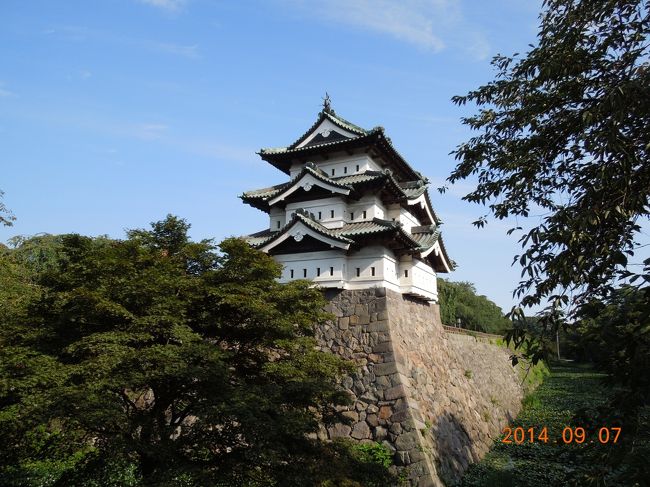 日本１００名城巡り　今回は青森の２城、根城、弘前城をめぐる旅。<br />羽田から青森空港へ。空港でレンタカーを借り、八戸の根城へ。根城からは十和田湖子ノ口に向かい、ここで昼食。<br />昼食後、奥入瀬を散策し十和田湖を見下ろす展望台へ。それから弘前の洋菓子屋さんアンジェリックで美味しいアップルパイをいただきホテルへ。<br />翌日は弘前城を見学し、五能線沿いのイカ焼きを堪能し、十二湖（青池）へ。その後、不老ふ死温泉で日本海を眺めながらの露天風呂を楽しみ青森空港へ戻り、空港で海鮮丼をいただき羽田へ帰りました。