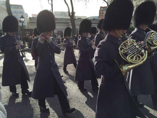 JTBのガクタビでロンドンに行ってきました。初海外です。<br />私が行くとき参考になる情報がなかったため、これから出発する学生の皆様のお役に立てたらなと思います。<br />ガクタビ4泊6日の3日間フリープランで、空港からホテルの送迎付き、ホテルの朝ごはん4回と機内食6回、燃油サーチャージと空港税合わせて99,890円でした。<br />びっくりプライスのガクタビは出発1週間前にホテルや飛行機の時間が決まるので、予定が立てにくかったです…<br />Wifiを羽田で借りて持って行きましたが、ロンドンは無料wifiがあちこち飛んでるので必要ないかもしれません。<br />トイレがすべて有料だと思っていましたが、観光地は無料でした。<br />レート1ポンド＝179.61円