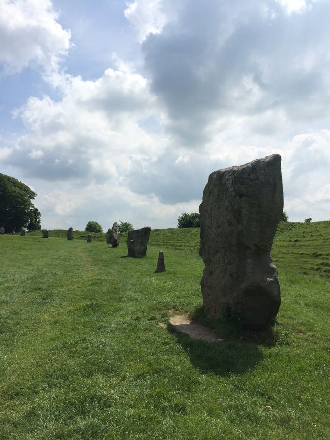 6月1日(日)<br /><br />Stonehenge(ストーンヘンジ)<br />Avebury Stone Circles(エイヴベリー)<br />Silbury Hill(シルベリーヒル)<br />Cherhill White Horse(チャーヒルのホワイトホース地上絵)<br />Waggon and Horses<br />Lacock National Trust Village<br />Castle Combe Village<br /><br />ストーンヘンジ( http://4travel.jp/travelogue/11108475 )<br />に続いてエイヴベリーへ<br />ストーンヘンジの旅行記の概要を見ていただけると分かるのですが、<br />このツアーを逃していても、ストーンヘンジより<br />ココだけは自力でも来たかった<br /><br />やっぱり行ってみないとすごさと良さは分かりませんね<br />日本の観光客はゼロでした<br />ストーンヘンジへ行くツアーはあってもエイヴベリーって意外と入っていないツアーが多いので<br />現地(近くに宿泊できる場合は)で日帰りツアーなどを探してぜひ行ってみてほしいところです<br /><br />ストーンヘンジと同じく世界遺産に登録されています<br /><br />セントマイケルズレイラインにも乗っているので<br />グラストンベリーと同じくパワースポットとなっております<br /><br /><br />○Avebury(エイヴベリー)<br />http://www.nationaltrust.org.uk/avebury<br /><br />○Silbury Hill(シルベリーヒル)<br />http://www.english-heritage.org.uk/visit/places/silbury-hill<br /><br />エイヴベリーから南(1.5~2キロくらい)に人口の丘があります<br />ここはヨーロッパ最古にして最大の人口の丘と言われています<br />丘を作った目的はいまだわかっていないそうですが、墳墓ではないそうです<br />また、最近、ここを中心に遺跡(エイヴベリーなど)が綺麗に配置されていることから、ココこそ一級のパワースポットという説が出てきているようです<br />標高40メートルあるそうですが、いまは近くにいけません<br />こちらも世界遺産です<br /><br />○Cherhill White Horse(チャーヒルのホワイトホース地上絵)<br />前の前の旅行記でチャーヒル以外のホワイトホースとまとめて旅行記を書いています<br />http://4travel.jp/travelogue/11108229<br /><br />○Waggon and Horses(ワゴンアンドホーシーズ)<br />http://www.waggonandhorsesbeckhampton.co.uk/home.php<br /><br />エイヴベリーから1マイルほどのベックハンプトン(Beckhampton)という所にあります<br />今はパブレストランですが、16世紀はロンドンとバースを結ぶ道の馬車宿だったそうです(名前の由来)<br />1835年にチャールズディケンズ(Charles Dickens)が旅行に来て The Bagman's Story (The Pickwick Papersの中にあるようです)で取り上げたようですね<br />レンガ造りで藁ぶき屋根が特徴です<br />こんな歴史を知ってしまったらお店で食事してみたくなりました<br />車窓から見ただけなので写真がありません<br /><br /><br />