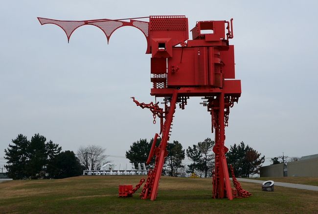 0920にタクシーに乗り短い時間だが宇部観光に出かける．まずときわ公園へ．残念ながら石炭記念館は火曜日定休日．まだ誰もいない公園を散策する．常盤神社でこの湖が元禄時代に灌漑用に作られたことを知る．まるでドラマのような話だ．またここは現代彫刻の野外展示が行われている．なかなか意味の分からない彫刻というよりオブジェの様だったが，蜘蛛のいとのようにわかりやすいものもあった．この蟻の城はまるでジブリのアニメに出てきそうな形をしている．なかなかいい公園なのでまた山口出張があって時間があって晴れた日に来てみたい