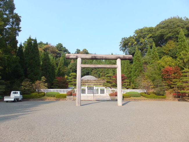 八王子散策：八王子から武蔵陵墓地まで(甲州街道・南浅川沿いを歩く)2015/10/22<br /><br />武蔵陵墓地まで歩きました。行きは、甲州街道を歩き、途中、「吾衛門」で八王子ラーメンの昼食。昼食後、浅川沿いを歩いて、武蔵陵墓地まで。<br />帰りは、甲州街道を歩いて帰りました。歩行時間4時間。 