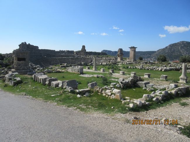 トルコ周遊の旅は後半に入ります。<br />リゾート地のアンタルヤから、世界遺産・古代遺跡の眠るち地「クサントス遺跡」・「レトウーン遺跡」の観光にと移動して来ました。　<br />遺跡を じ〜〜〜っ と観ていて目を閉じると１０００年…２０００年の昔時がプレイバックしてくるようです。<br />写真をご覧ください。遺跡の原に野の花が咲いていました。昔時にも咲いていたのでしょうか・・・。<br /><br />表紙の写真は「円形劇場 遺跡」の全景です。遺跡の入口近くから撮ったので少し見ずらいもしれません。１の写真はＵＰです。<br />