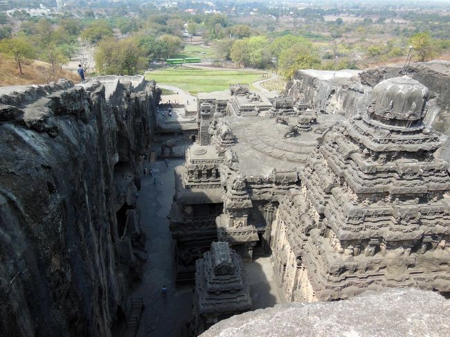 エローラ石窟寺院群でも、壮大さで際立つヒンズー教第16窟「カイラーサナータ」などをまわります。