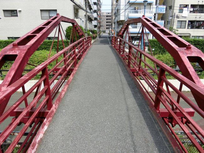 「旧弾正橋（八幡橋）」は「江東区富岡」にある「明治１１年（１８７８年）」に造られた「鉄を主材料として造った鉄橋」としては「日本最古」のものと言われる「国の重要文化財」に指定されている「人道橋」です。