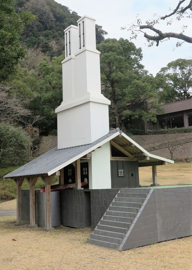 桜島（さくらじま）は、日本の九州南部、鹿児島県の鹿児島湾（錦江湾）にある東西約12km、南北約10km、周囲約55km、面積約77km&amp;sup2;[1]の火山。かつては文字通り島であったが、1914年（大正3年）の噴火により、大隅半島と陸続きとなった。<br /><br />約2万6千年前に鹿児島湾内の海底火山として活動を開始した活火山によって形成された、地質学的には比較的新しい火山である。有史以来頻繁に繰り返してきた噴火の記録も多く、現在もなお活発な活動を続けているため、学術的にも重視されている。<br />桜島は全域が鹿児島市に属し、桜島地区では7,329haの区域が霧島錦江湾国立公園に指定されている。　（フリー百科事典『ウィキペディア（Wikipedia）』より引用）<br /><br />尚古集成館（しょうこしゅうせいかん）は、鹿児島県鹿児島市吉野町にある博物館である。<br />薩摩藩第28代当主島津斉彬によって始められた集成館事業の一環として、1923年5月22日に開館した。現在は島津興業によって運営され、島津家に関する史料や薩摩切子、薩摩焼などを展示する。本館は1865年に建てられたもので、国の重要文化財である。仙巌園に隣接する。日本で初めてアーチを採用した石造洋風建築物。<br />2005年10月8日　尚古集成館本館を改修し、新装開館。<br />2015年、「明治日本の産業革命遺産 製鉄・製鋼、造船、石炭産業」を構成する「旧集成館」の機械工場として世界遺産に登録されている。<br />本館は、反射炉の模型など、集成館事業に関わるものを常設展示する。<br />（フリー百科事典『ウィキペディア（Wikipedia）』より引用）<br /><br />尚古集成館　については・・<br />http://www.shuseikan.jp/<br /><br />仙巌園（せんがんえん）は鹿児島県鹿児島市吉野町字磯にある薩摩藩主島津氏の別邸跡とその庭園。別名磯庭園（いそていえん）。敷地面積は約5ha。<br />（フリー百科事典『ウィキペディア（Wikipedia）』より引用）<br /><br />仙巌園については・・<br />http://www.senganen.jp/