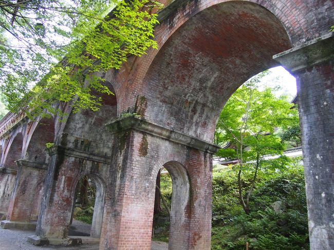 さて、貴船神社から哲学の道方面へ移動。<br />位置関係的には銀閣寺→南禅寺のほうが移動時間は少ないですが、閉館（閉園？閉門？）に間に合うか微妙だったので、見たい度の高い南禅寺見るため電車で蹴上駅まで移動します。<br /><br />◆2013夏の京都　一人旅　その１　～鞍馬寺、貴船神社～<br />https://4travel.jp/travelogue/11110063<br /><br />◆夏の京都2013　一人旅　その３　～石清水八幡宮～<br />https://4travel.jp/travelogue/11110067