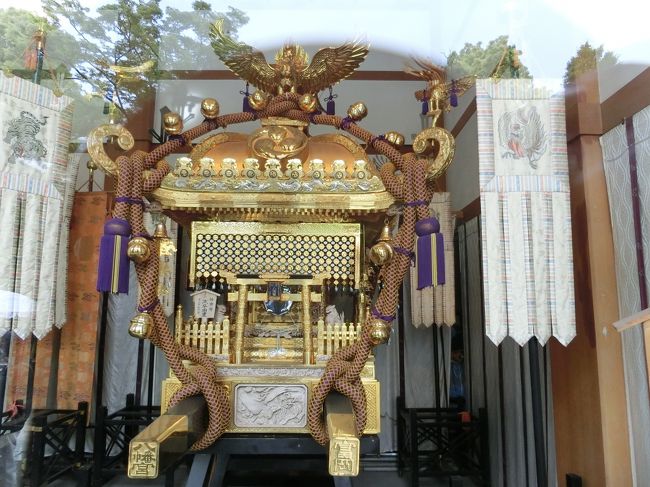 「富岡八幡宮（深川八幡）」は「１６２４年（寛永４年）」に「長盛法師」によって創建された「主祭神」が「応神天皇（八幡神）」の「八幡神社」です。<br /><br />「江戸時代」には「富岡八幡宮の周囲」に「門前町」が「商業地」として発展し、現在の「門前仲町（永代寺の門前町という意味）」が形成されました。<br /><br />写真は「富岡八幡宮の境内」に飾られている「高さ４.４ｍ」「重さ４.５トン」の「日本一の大神輿」です。