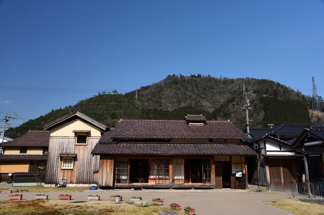 兵庫県朝来市生野町は、かつて「佐渡の金、生野の銀」と並び称せられた、日本を代表する生野銀山があった所です。<br /><br />生野銀山の歴史は古く、最初に銀が発見されたのは平安期の大同２年（８０７年）のことと伝えられ、室町期の天文１１年（１５４２年）に但馬守護職、山名祐豊によって銀石が掘り出されたのが銀山開坑の起源だといわれています。<br /><br />その後、織田信長、豊臣秀吉の時代を経て、徳川家康の時代には生野を天領として代官所を置いて本格的に鉱山開発を進め、第八代将軍徳川吉宗の頃に最盛期を迎えます。<br /><br />明治元年（１８６８年）に、生野、神子畑（朝来市）、明延（養父市）の各鉱山は日本初の官営鉱山となり、明治政府は西洋の進んだ鉱山技術を導入するためフランス人技師を招聘し、日本の近代化を推し進めます。<br /><br />特に生野銀山には、機械式製錬技術や本格的な火薬による発破法の他、鉱業用送水路及びダムの建設、トロッコ軌道（鉱山鉄道）の敷設、鉱山学校の設立など、近代的な鉱山や製鉱所の確立をめざし、日本初の最新技術が数多く導入されました。<br /><br />明治２２年（１８８９年）に大蔵省から宮内省御料局の所管となった後、明治２９年（１８９６年）には三菱合資会社に払い下げられ、以後、三菱鉱業（現三菱マテリアル）の経営により国内有数の大鉱山として稼働してきましたが、昭和４８年（１９７３年）に閉山しました。<br /><br />現在の生野町の中心地、ＪＲ播但線生野駅の東側に広がる口銀谷（くちがなや）は、朝来市の街なみ環境整備事業により、伝統的な町家が連なる落ち着いた町並みや近代化産業遺産などが整備保存され、住民の方々により町並み保存に向けた活動が活発に行われています。<br /><br />そんな口銀谷の町並みでは、３月３日（木）から６日（日）までの間、但馬地方に春を告げる「生野銀谷のひな祭り」が開催されています。<br /><br />穏やかな晴天に恵まれたこの日、私も青春１８きっぷを使って訪れました。