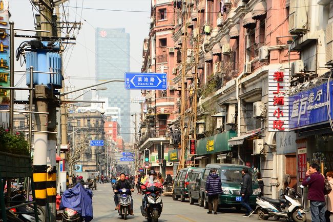 用事があって上海へ。<br /><br />2015年1月まで6年9カ月を過ごした上海。<br />いまさら観光モードにはなれないので<br />住んでいた時と変わらない、いつもの<br />お散歩になってしまいました…(^^;)<br /><br />2日目（3/3）は、宿泊した船長青年酒店<br />をチェックアウトし、Wagasで朝食を食べ<br />外灘周辺をお散歩しました。<br /><br /><br /><br />★★　沢山食べて歩いた上海旅行記　3/2～3/4　★★<br />01★東方航空利用　深センから上海へ<br />http://4travel.jp/travelogue/11110267<br />02★上海人の友人と人気の雲南料理店「雲海肴」で食事　そして帰りはちょこっと裏外灘散歩<br />http://4travel.jp/travelogue/11110280<br />03★宿泊は船長青年酒店　と　Ibis上海豫園<br />http://4travel.jp/travelogue/11110307<br />04★朝の上海　～Wagasで朝食　そして　外灘とその周辺散歩～<br />http://4travel.jp/travelogue/11110354<br />05★昼の上海　～豫園周辺～<br />http://4travel.jp/travelogue/11110465<br />06★上海レストランウィークで茶葉料理 ＠ 頤和四季（T Modern Chinese Tea Cuisine）<br />http://4travel.jp/travelogue/11110652<br />07★午後の上海　～K11　と　新天地　と　満開の上海市の花　白玉蘭＠太平橋公園～<br />http://4travel.jp/travelogue/11110660<br />08★夜の上海　～SOHO復興広場　と　8号橋　と　田子坊　そして　創作中華料理＠很高興遇見你　と　お茶＠翡華～<br />http://4travel.jp/travelogue/11110863<br />09★朝の上海　～豫園周辺は違法建築取り壊し中だった～<br />http://4travel.jp/travelogue/11111023<br />10★朝の上海　～臺灣小吃＠桃園眷村　と　上海市の花　白玉蘭＠淮海公園～<br />http://4travel.jp/travelogue/11111168<br />11★最後まで食べて歩いた　～焼仙草＠鮮芋仙　と　焼き小籠包＠小楊生煎　と　原汁原味の石庫門建築＠張園（威海路590弄）～<br />http://4travel.jp/travelogue/11111239<br />12★東方航空利用　上海から深センへ　ビジネスにアップグレード★　帰りは空港バス9番で皇崗口岸へ<br />http://4travel.jp/travelogue/11111282