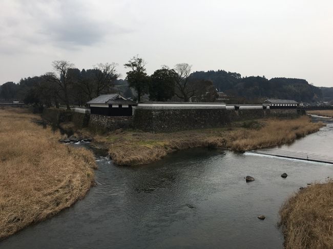 JALのマイレージが貯まりまくっているという事で、2月末の花粉飛び交う中ではありますが、今まで九州新幹線で通過しただけの熊本県に初上陸してきました。<br />目的は日本百名城に登録されている熊本県の2城、人吉城と熊本城。<br /><br />今回の旅行記は、人吉の続きで、上手い鰻を食した後の主目的である人吉城訪問となります。<br />城址を見た後、熊本への移動までで時間が取れたので、人吉城址近くの温泉に入り、高速バスで熊本に移動しました。<br /><br />ちょうど熊本行く前に、カードの会員誌で人吉の特集やってたので、ちょうど同じような感じで街を巡る事ができました。<br />