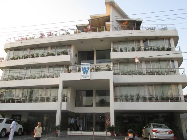 3日デリーでのクトゥブミナール、フマユーン廟、サイクルリキシャで市街地見物などの観光を終えて、デリー市街のレストランモーティーマハルで昼食を取ってからジャイブールに移動、途中１回ドライブインで休憩、約５時間バスに乗車してジャイブール市内の宝石店に立ち寄ってから宿泊の「ザ・ウォールストリート」に。<br /><br />最初の長距離移動でした、デリーからジャイブールまで約５時間の乗車、途中道路の渋滞がありましたがほぼ快適に乗ることができました、ゴールデントライアングルの旅はデリーから３００キロ、アグラまで２００キロと都市間の長い移動があり、観光時間より移動時間のほうが多くなることがあります、バスは小型ですが参加者が５人でしたので座席にゆとりがあったのが良かったです。<br /><br />３日宿泊したジャイブールのザ・ウォールストリートは今回宿泊した３か所の中で一番良かったです、設備、朝食での料理などほぼ満足でした。