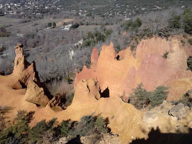 近所にある”ルシヨン”と同じオークル地層ですがこちらのコロラド・プロヴァンスはかなりワイルドで雄大でした。