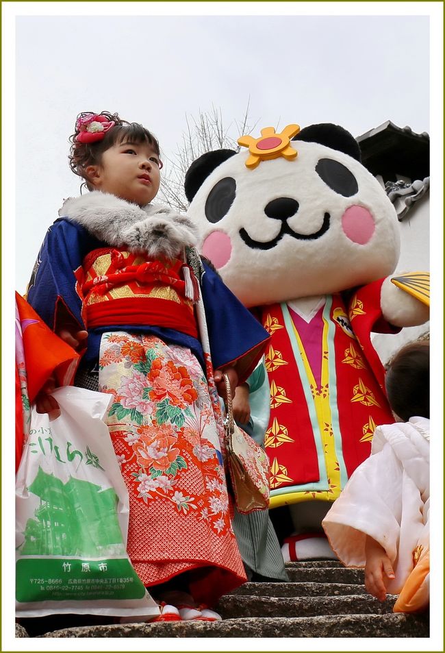 ■たけはらこども雛めぐり／広島県竹原市<br /><br />　竹原はご存知のとおり『安芸の小京都』と呼ばれ、古都の情緒と歴史の香りが町の隅々に散りばめられた町です。<br />　江戸時代製塩業で栄え、頼春水・春風・杏坪を排出するなど、高度な町人文化を生み出しました。現在、竹原市内で所蔵される明治・大正・昭和の雛人形は、その頃の文化の香りを今に伝えています。<br />　町並み保存地区一帯の古い建物にひな人形を並べる「町並み雛（ひな）めぐり」が始まりました。<br /><br />　〜子ども達が着物姿で町並みを練り歩き〜 <br />　日程：３月６日（日）１１：００〜　場所：町並み保存地区一帯<br /><br />【　手記　】<br />　何度も何度も訪れている竹原の町ですが、この日は町並み保存地区一帯で「こども雛めぐり」が行われるということでまたまた行って参りましたー。<br />　昨年も訪れたのですが、残念なことに雨天で中止でしたので、今年はほんとうに楽しみにしておりました。<br />　まあ、きれいな着物に包まれおめかししたちっちゃいお子さんたちが練り歩く姿、かわいかったですよおー。大満足の一日でした。<br /><br />　竹原は一年中いろんな催しが行なわれている所でわたくしの大好きな町のひとつです。<br />　◆たけはら町並み雛めぐり　　http://4travel.jp/travelogue/10987428<br />　◆たけはら憧憬の路　　http://4travel.jp/travelogue/10616843<br />　◆たけはら町並み雛めぐり　　http://4travel.jp/travelogue/10980688<br />　◆たけはら竹まつり　　http://4travel.jp/travelogue/10332685<br />　◆かぐや姫美術館　　http://4travel.jp/travelogue/10514111<br />　◆竹原こども雛めぐり　　http://4travel.jp/travelogue/10863940<br />　◆ぶちぇぇ竹原まつり　　http://4travel.jp/travelogue/10515057