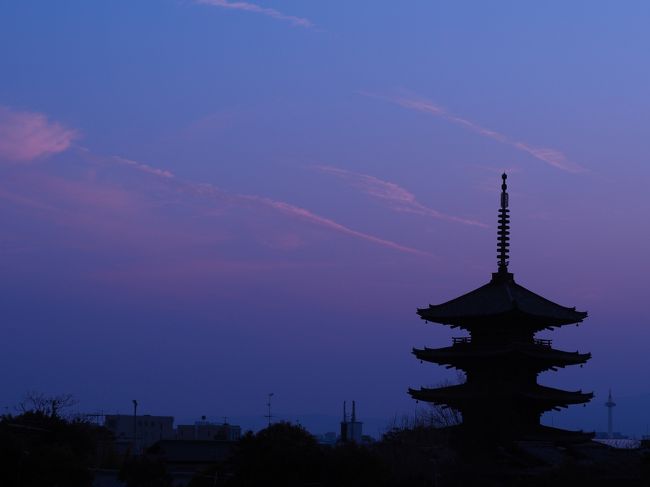 「就職したら海外勤務が多そうだし、学生最後の休みは国内旅行に行こう」と思い立ち、京都への一人旅を思いつきました。<br /><br />桜は咲いていない。<br />紅葉もしていない。<br />お祭りもやっていない。<br /><br />…と、完全にオフシーズンでしたが、かえって京都そのものの魅力を感じられたかもしれません。そんな気持ちになるほど充実した旅を送ることができました。<br /><br /><br />＜行程＞<br />○1日目：移動＋夜の祇園をぶらぶら<br />　http://4travel.jp/travelogue/11106718<br />○2日目：洛東エリア（清水寺、知恩院、高台寺、建仁寺など）<br />　http://4travel.jp/travelogue/11108627<br />○3日目：嵐山→金閣寺周辺エリア（天龍寺、龍安寺、金閣、源光庵など）<br />　http://4travel.jp/travelogue/11110246<br />○4日目：東山エリア→北山エリア（南禅寺、銀閣、下鴨神社、上賀茂神社など）<br />　http://4travel.jp/travelogue/11110775<br />★5日目：その他（東福寺、東寺、宇治、伏見）