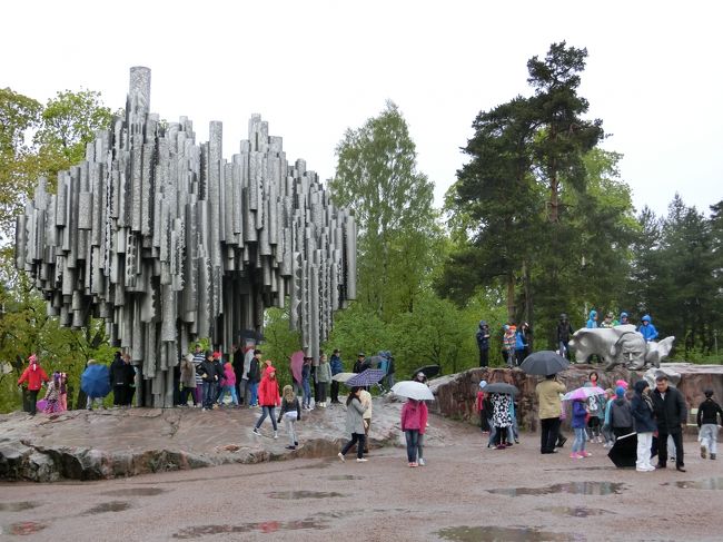 「シベリウス公園」は「ヘルシンキ」にある「フィンランド出身」の「作曲家ジャン・シベリウス（１８６５〜１９５７）」を記念して造られた「公園」です。<br /><br />写真は「１９６７年」に「エイラ・ヒルトネン」が製作した「６００本以上の鉄パイプ」を組み合わせた「銀色のパイプオルガン」の「モニュメント」です。<br />