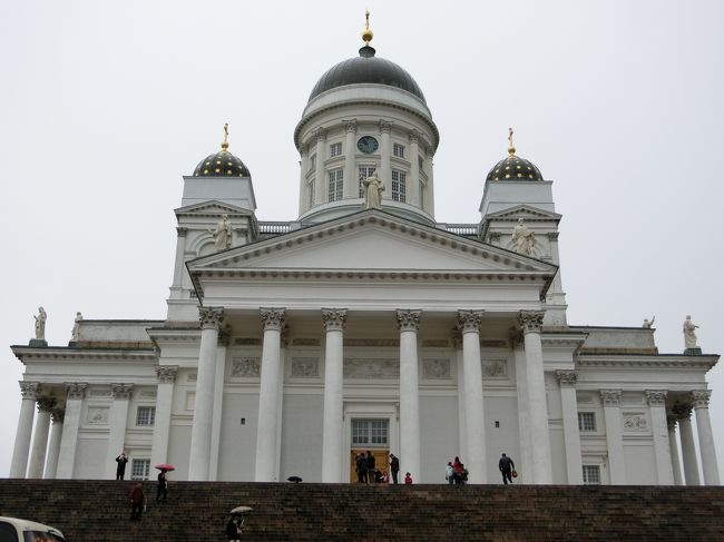 ヘルシンキ大聖堂」は「ヘルシンキの」にある「１８３０年〜１８５２年」にかけて「ネオ・クラシック様式」に改築された「大聖堂の屋根」に「世界最大の真鍮彫刻」である「１２使徒の彫刻」がある「フィンランド福音ルター派の教会」です。