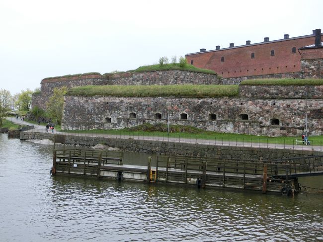 「スオメンリンナ要塞」は「１７４８年」に「スウェーデン＝フィンランド（スウェーデン王国）」によって「ロシア帝国」に対する守りを目的として「ヘルシンキ市内の６つの島」に建造された「星型海防要塞」です。<br /><br />「スオメンリンナ要塞」は「１９９１年」に「スオメンリンナの要塞」として「世界遺産」に登録されています。