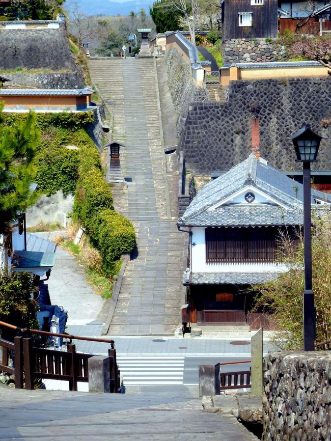 大分Ｍ君宅の朝、雪は止んでいたものの空はまだどんより思い雲が垂れていた。<br /><br />念のため湯布院に状況を確認して見たが、湯布院は昨夜更に降った雪で、全く身動きが取れないとの事。<br /><br />湯布院周辺の山岳地帯は何れも同じ状況だろうと云う。<br /><br />そこで思い切って予定ルートを変更することにし、当初予定していなかった周防灘沿岸を日豊線で直接小倉に向かうことにした。<br /><br />このルートは源範頼が苦難の末本州から周防灘を渡り、北に進んで小倉に至り、平家の最期の拠点・姫島の背後に陣を敷き、平家の九州逃亡の道を絶った道。<br /><br />日豊線が別府湾に沿って逆Ｓ字型にカーブした先に杵築駅がある。<br /><br /><br />6,九州横断の4本の道　目次に戻る<br />http://4travel.jp/travelogue/11108963<br /><br />杵築は元は大友氏の庇護の許にあった木付氏の領地であり、城も木付城と云った。<br /><br />秀吉の勘気に触れた大友氏が秀吉に滅ぼされた際木付氏も滅亡。<br /><br />その後城の主は何人も変わる。<br /><br />江戸時代に幕府発行の朱印状に間違って”杵築”と記されたことが切っ掛けで、地名が”杵築”となり、城も”杵築城”と呼ばれるようになる。<br /><br /><br />杵築城が建つ台山（だいやま）からの坂に沿って上部には武家屋敷、下部は町人町が広がっており、歩いて散策するのは大変だが、目にする坂に張り付く様な昔ながらの町並みは楽しい。<br /><br />豊後の国周遊旅情?江戸の香り漂う城下街杵築その1城と武家屋敷<br />http://4travel.jp/travelogue/10556612<br /><br />豊後の国周遊旅情④江戸の香り漂う城下街杵築その2民家と坂の街<br />http://4travel.jp/travelogue/1055661<br /><br />杵築から北は国東半島。<br /><br />この辺りは昔からの国東半島の頂上、双子山の山頂から裾野を広げたように広がる、人里離れた山岳信仰聖地であったらしい。<br /><br />現在も”御仏の里”と呼ばれるこの一帯は、小さいながら美しい御堂と石仏が彼方此方で散見され、昔ながらの美しい山里を偲ばせる。<br /><br />2008年この旅でもお世話になった大分のＭ君ご夫妻の案内で、この辺りを周遊。<br /><br />その中でも芭蕉に見てほしいの景観の極め付きは、大きな岩に浮彫された 熊野磨崖仏で、その姿は野趣あふれる不動明王像と柔和な大日如来像。<br /><br />不動明王のお顔を拝むには可成りの坂を登らねばならないが、芭蕉の足なら驚くに当らない。<br /><br />九州横断・温故知新の旅：国東半島<br />http://4travel.jp/travelogue/10215273<br /><br />国東半島の南東に宇佐神宮は建つ。<br /><br />日本の神社数で一番と云う八幡宮の大本山。<br /><br />宇佐神宮境内に神仏習合の頃建てられ、今も遺る弥勒寺跡がある。<br /><br />その弥勒寺の御仏のお姿が 熊野磨崖仏の不動明王だと云う。<br /><br />日本の神を覗く旅路・第２部記紀にお出ましにならない神々<br />01八幡神社の総元締め宇佐神宮その１上宮<br />http://4travel.jp/travelogue/10923169<br /><br />日本の神を覗く旅路・第２部記紀にお出ましにならない神々<br />02八幡神社の総元締め宇佐神宮その１下宮と呉橋<br />http://4travel.jp/travelogue/10923180<br /><br />ＪＲ日豊線は宇佐から小倉まで周防灘の海岸線を走る。<br /><br />当初のルートを変更し、源範頼が平家を追って陸上から迫った道を辿って小倉、更に下関に足を伸ばすことにした。