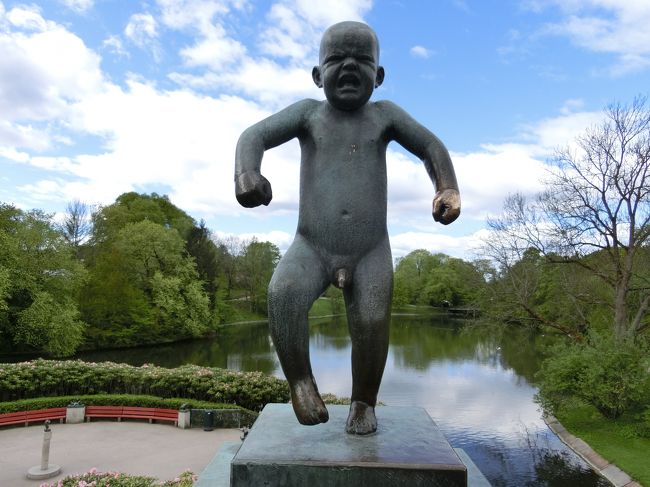 「ヴィーゲラン公園」は「オスロ」にある「ノルウェーの彫刻家」の「グスタフ・ヴィーゲラン」の作品のみ「人生の諸相」をテーマにした「２１２点（老若男女の人物の合計は６００以上）」が展示されている「彫刻庭園」です。<br /><br />写真は「来訪者」に最も人気のある「地団駄」を踏む「怒った少年」です。