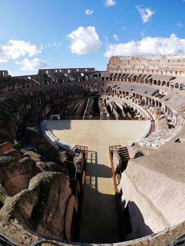 ローマでも最も歴史を感じられる場所、『コロッセオ』と『フォロ・ロマーノ』を訪れます。<br />『コロッセオの立つ限りローマは立つ。コロッセオの倒れる時ローマは倒れん』という名言のとおり、古代ローマ時代に建造されたコロッセロは建造されてから1936年経過してもなお、人々を魅了つづける巨大円形競技場です。<br />