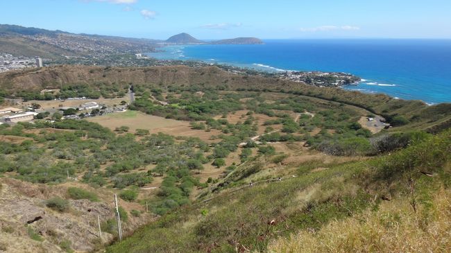 ご訪問ありがとうございます(^ ^)<br />「オアフ島の旅」旅行記の02は2日めの午前中に行ったダイヤモンド・ヘッドと、4日め土曜日に行ったKCCファーマーズ・マーケットです。<br /><br />ダイヤモンド・ヘッドに登るのは急な坂や階段もあって思っていたよりちょっときつかったですが、頂上から見るエメラルドグルーンの海とワイキキの町並みは本当にキレイでした(^ ^)<br />この日はホステルに帰ってちょっとお昼寝(^ ^)してから、またワイキキ・ビーチへ泳ぎに行き、そのままビーチで夕陽、そしてデューク・カハナモク像の近くで行われるフラダンスのショーを見てからホステルへ戻りました(^ ^)<br /><br />そして4日めの土曜日の朝、またカパフル通りをてくてく歩いて、KCCファーマーズ・マーケットへ。この日はちょっと雨模様でしたが、ガイドブックでもよく見かけるハワイらしい飲み物や食べ物を見て歩くのは楽しかったです(^ ^)